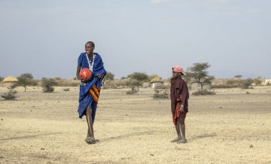 Arusha, Tanzanya, 7 Eylül 2019: Maasai savaşçıları savannah'da futbol oynuyor