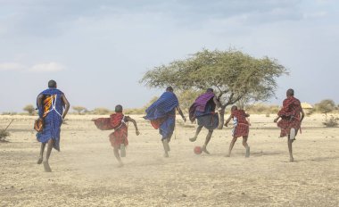 Arusha, Tanzanya, 7 Eylül 2019: Maasai savaşçıları savannah'da futbol oynuyor