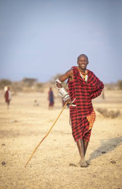 Arusha, Tanzanya, 7 Eylül 2019: Kuzey Tanzanya'da yakışıklı maasai savaşçısı