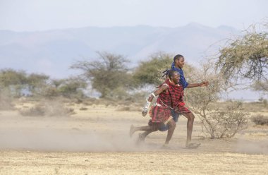 Arusha, Tanzanya, 7 Eylül 2019: Maasai savaşçıları savannah'da futbol oynuyor