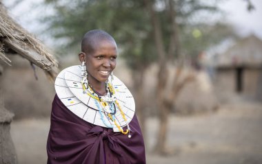 Arusha, Tanzanya, 7 Eylül 2019: geleneksel giyim güzel maasai kadın, tam takı giyiyor