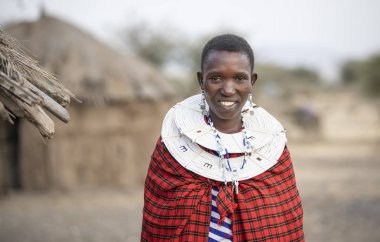 Arusha, Tanzanya, 7 Eylül 2019: geleneksel giyim güzel maasai kadın, tam takı giyiyor