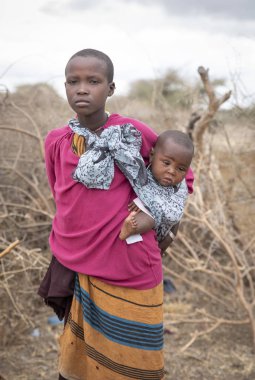 Arusha, Tanzanya, 7 Eylül 2019: küçük defne kız kardeşi ile genç maasai kız