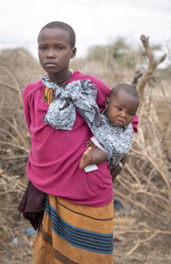 Arusha, Tanzanya, 7 Eylül 2019: küçük defne kız kardeşi ile genç maasai kız