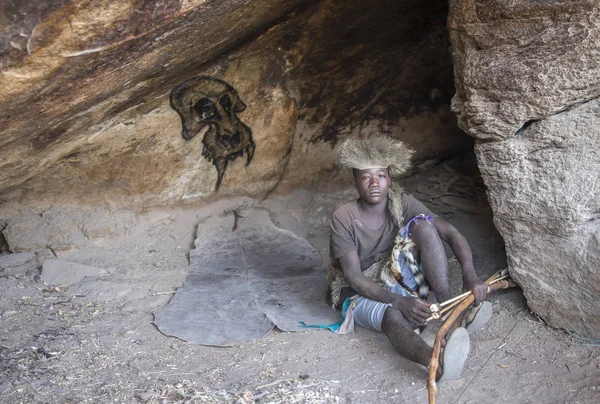 Lake Eyasi Tanzânia Setembro 2019 Hadzabe Homem Uma Caverna — Fotografia de Stock