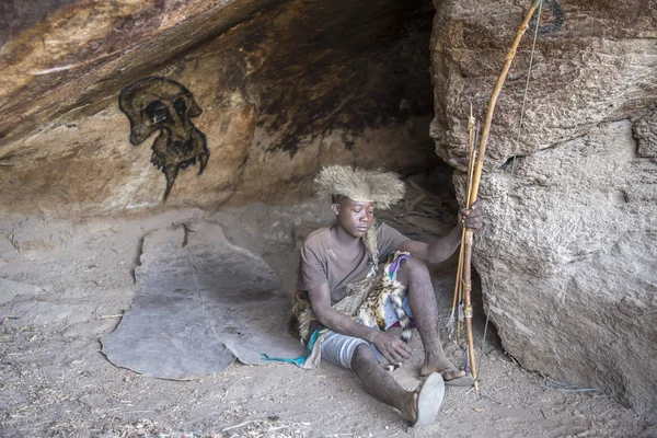 Eyasi Tanzanie Září 2019 Hadzabí Muž Jeskyni — Stock fotografie