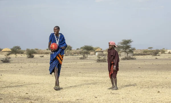 Arusha Tanzânia Setembro 2019 Guerreiros Maasai Jogando Futebol Savana — Fotografia de Stock