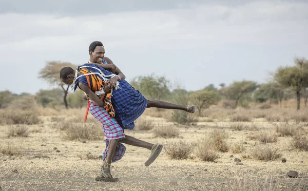 坦桑尼亚阿鲁沙 2019年9月7日 马赛勇士在大草原上摔跤 — 图库照片