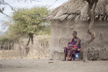 Arusha, Tanzanya, 7 Eylül 2019: maasai kadın bebeğini belayla
