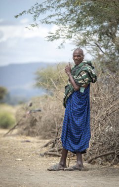 Arusha, Tanzanya, 10 Eylül 2019: geleneksel kıyafetiyle maasai büyüğü