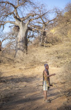 göl ayasi, Tanzanya, 11 Eylül 2019: Hadzabe adam bir sabah ava gidiyor