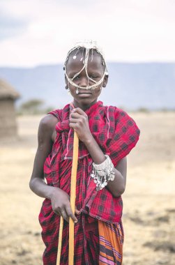 Arusha, Tanzanya, 7 Eylül 2019: Geleneksel kıyafetli genç maasai çocuk