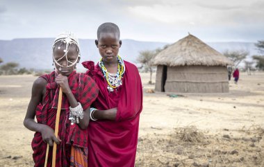 Arusha, Tanzanya, 10 Eylül 2019: Geleneksel kıyafetler içinde genç maasai çocuklar