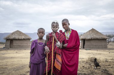 Arusha, Tanzanya, 10 Eylül 2019: Geleneksel kıyafetler içinde genç maasai çocuklar