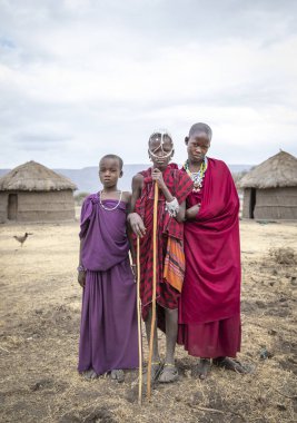 Arusha, Tanzanya, 10 Eylül 2019: Geleneksel kıyafetler içinde genç maasai çocuklar
