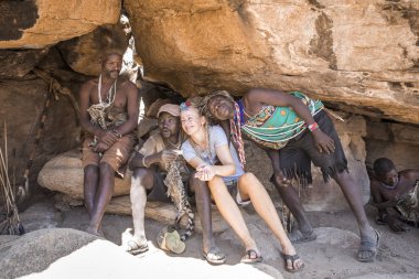 Eyasi Gölü, Tanzanya, 11 Eylül 2019: Bir mağarada dinlenen Hadzabe adamı