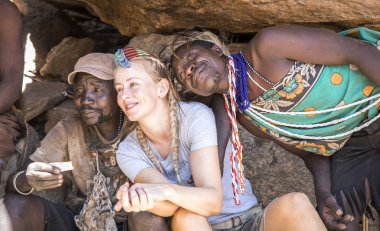 Eyasi Gölü, Tanzanya, 11 Eylül 2019: Bir mağarada dinlenen Hadzabe adamı