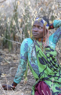 Lake Eyasi, Tanzanya, 11 Eylül 2019: çimenlerin üzerinde oturan hadzabe kadın