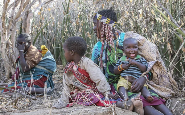 Lago Eyasi Tanzania Septiembre 2019 Hadzabe Damas Naturaleza Para Cavar — Foto de Stock