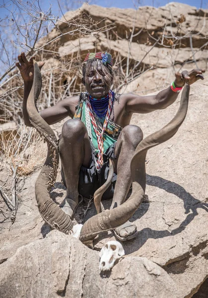 Jezioro Eyasi Tanzania Września 2019 Człowiek Hadzabe Spoczywającej Jaskini — Zdjęcie stockowe