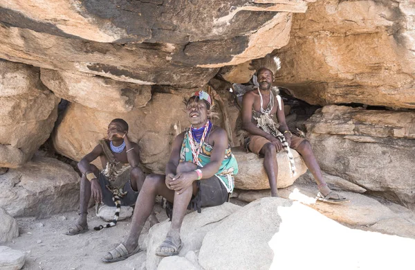 See Eyasi Tansania September 2019 Hadzabe Männer Ruhen Sich Während — Stockfoto