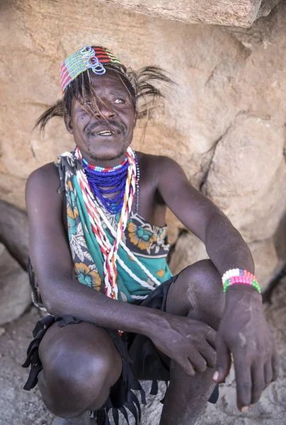 See Eyasi Tansania September 2019 Hadzabe Mann Ruht Einer Höhle — Stockfoto