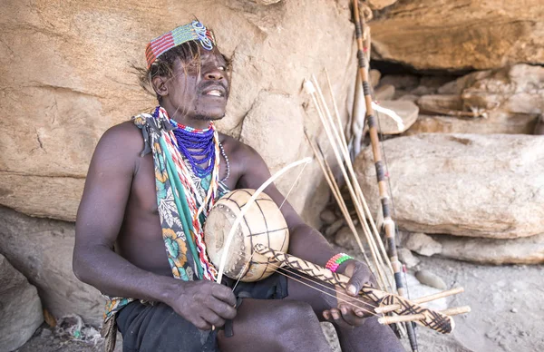 Jezero Eyasi Tanzanie Září 2019 Hadzabý Muž Hrající Hudební Nástroj — Stock fotografie