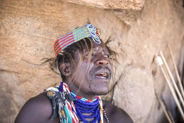 See Eyasi Tansania September 2019 Hadzabe Mann Ruht Einer Höhle — Stockfoto