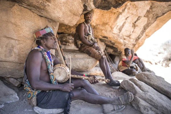 Lake Eyasi Tanzânia Setembro 2019 Hadzabe Descansando Uma Caverna — Fotografia de Stock