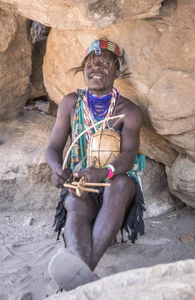 Lago Eyasi Tanzania Septiembre 2019 Hadzabe Hombre Descansando Una Cueva — Foto de Stock