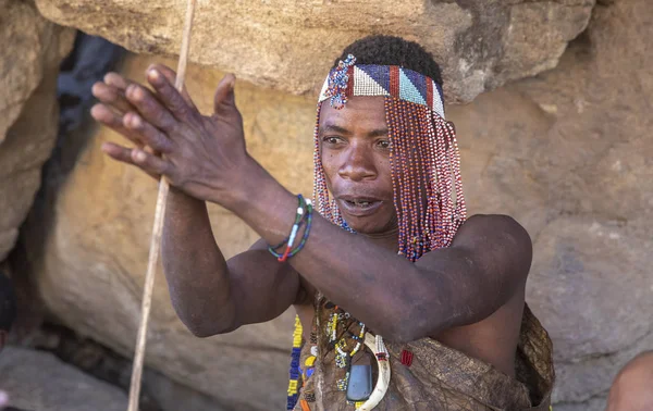 See Eyasi Tansania September 2019 Hadzabe Man Making Fire — Stockfoto