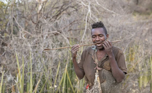 Lago Ayasi Tanzania Septiembre 2019 Hadzabe Hombre Preparándose Para Caza — Foto de Stock