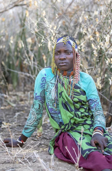 Lago Eyasi Tanzania Septiembre 2019 Mujer Hadzabe Sentada Hierba — Foto de Stock