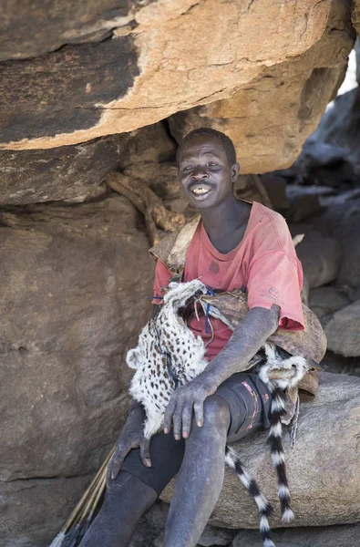 See Eyasi Tansania September 2019 Hadzabe Mann Ruht Einer Höhle — Stockfoto