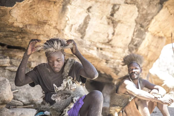 Jezioro Eyasi Tanzania Września 2019 Hadzabe Mężczyźni Odciąć Niektóre Skóry — Zdjęcie stockowe