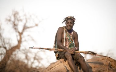 Arusha, Tanzanya, 7 Eylül 2019: kaya üzerinde oturan maasi avcısı