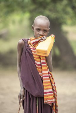 Arusha, Tanzanya, 7 Eylül 2019: Su bidonlu Masai çocuğu