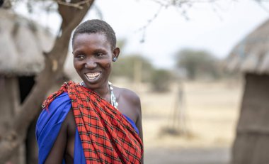 Arusha, Tanzanya, 7 Eylül 2019: genç bir maasai kadının portresi