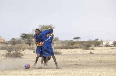 Arusha, Tanzanya, 7 Eylül 2019: Maasai savaşçıları savannah'da futbol oynuyor