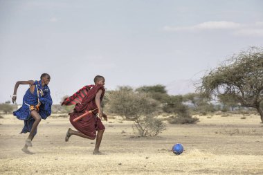Arusha, Tanzanya, 7 Eylül 2019: Maasai savaşçıları savannah'da futbol oynuyor