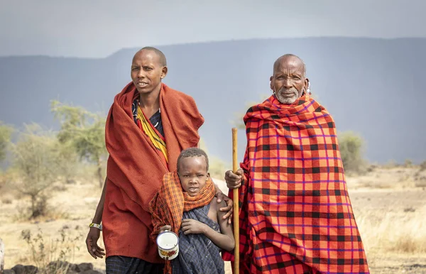 Arusha Tanzânia Setembro 2019 Três Gerações Homens Maasai Natureza Norte — Fotografia de Stock