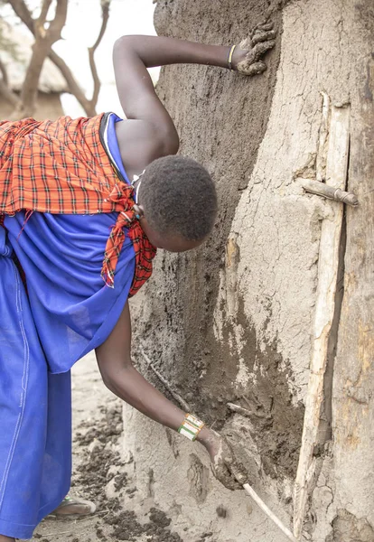 2019年9月7日 坦桑尼亚阿鲁沙 马赛妇女修补房屋墙壁 — 图库照片