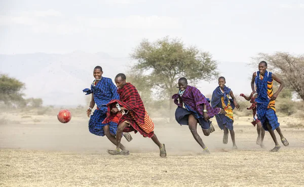 坦桑尼亚阿鲁沙 2019年9月7日 马赛勇士在草原上踢足球 — 图库照片
