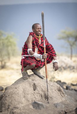 Arusha, Tanzanya, 7 Eylül 2019: Masai savaşçısı kuzey Tanzanya savanasında