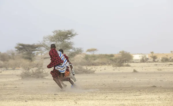 Arusha Tanzanie Septembre 2019 Des Guerriers Maasai Jouent Football Savane — Photo
