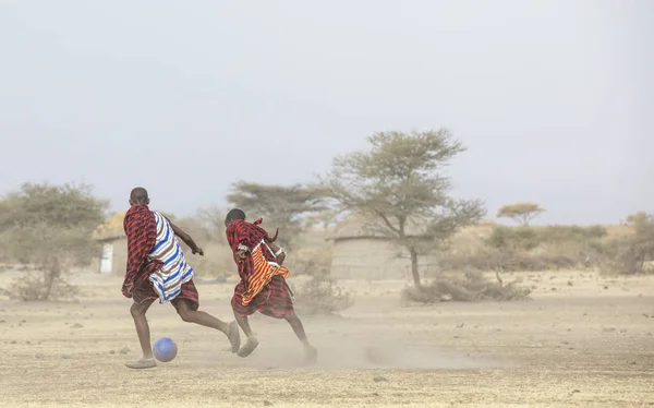 Arusha Tanzania Septiembre 2019 Guerreros Maasai Jugando Fútbol Savannah — Foto de Stock