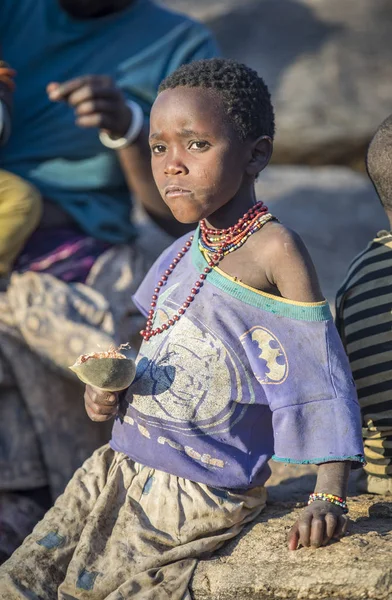 Lago Eyasi Tanzania Septiembre 2019 Hadzabe Girl Eating Baobab Fruit — Foto de Stock