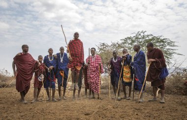 Arusha, Tanzanya, 7 Eylül 2019: Masai savaşçıları bayanları etkilemek için atlıyorlar