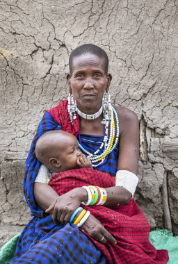 Arusha, Tanzanya, 7 Eylül 2019: çocuklu maasai kadın