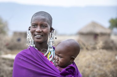 Arusha, Tanzanya, 7 Eylül 2019: çocuklu maasai kadın